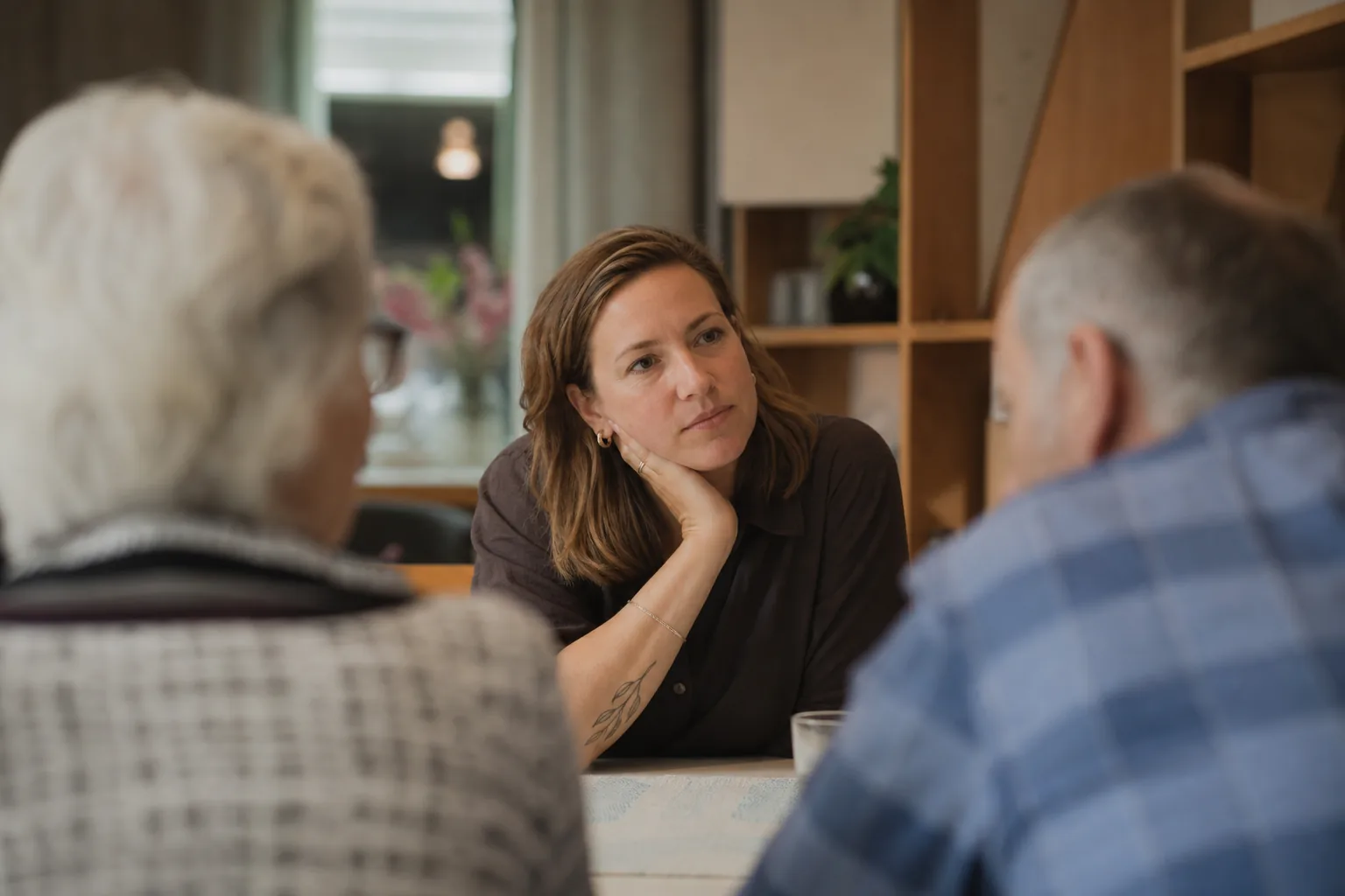 Een Nederlandse zorgpraktijk in alledaags werk. Beeld bij het artikel: Waarom gaat het roosteren van vrijwilligers in een buurthuis zo vaak mis?