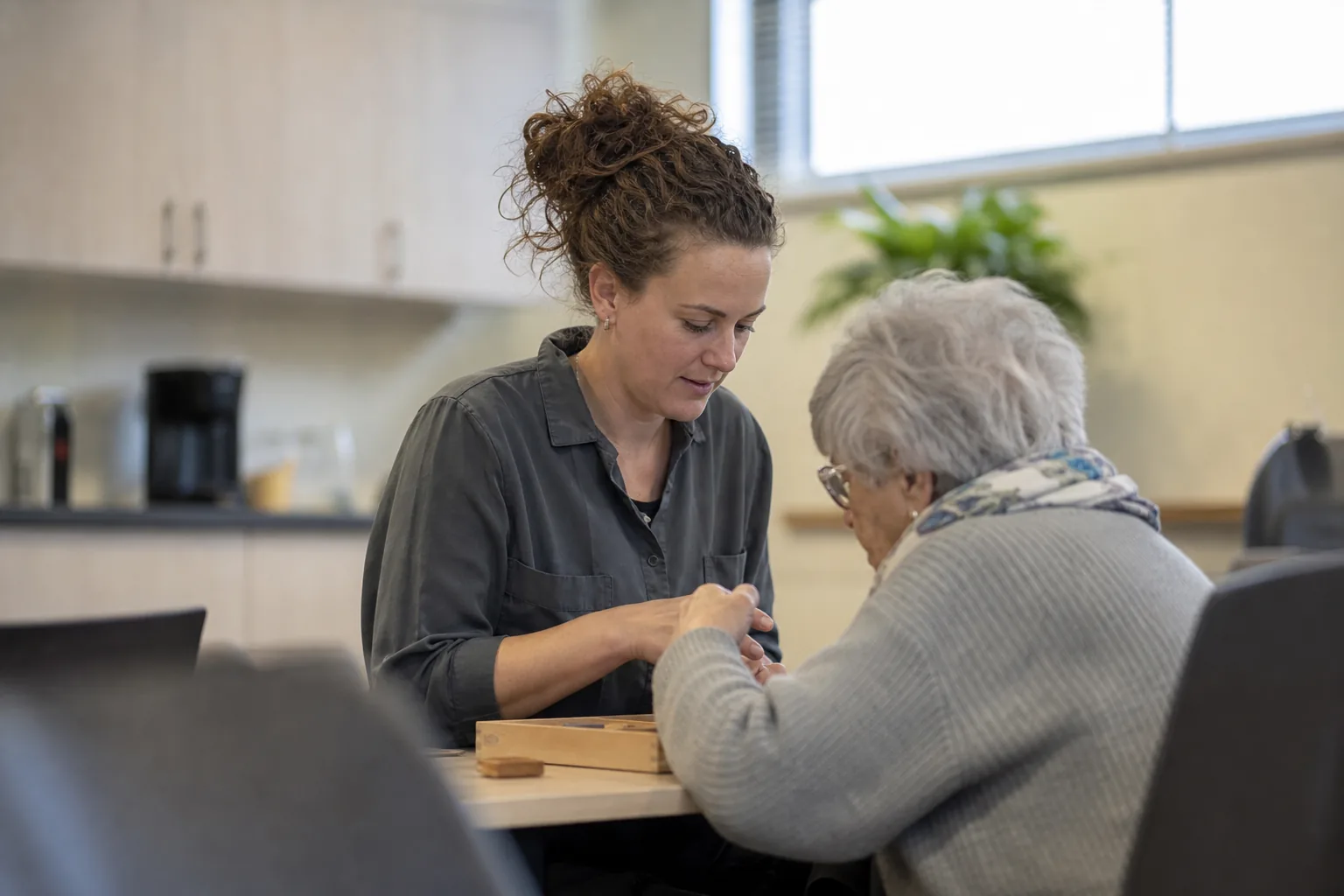 Een Nederlandse zorgpraktijk in alledaags werk. Beeld bij het artikel: Hoe ziet een gewone week in een buurthuis eruit als de koppelingen vastliggen?